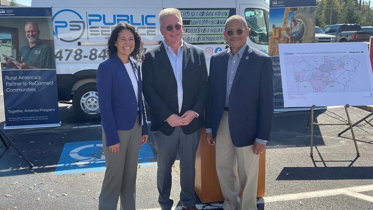 Congressman Bishop and USDA Under Secretary Torres Small join Public Service Telephone Co. President Jim Bond to announce ReConnect funds to expand broadband access to Middle Georgia